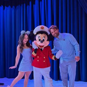 Durante a viagem, Larissa Manoela compartilhou diversos registros nas redes sociais mostrando momentos do passeio ao lado do marido