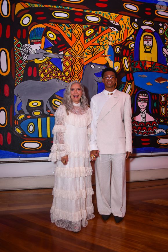 Astrid Fontenelle e o filho Gabriel usaram looks brancos para o baile da Pinacoteca