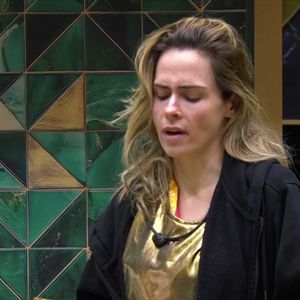 Ana Paula Renault chora durante desabafo e preocupa colegas de confinamento no reality da Globo