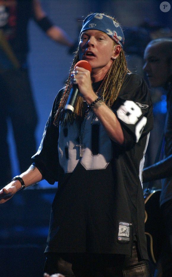 Antes com o cabelo liso e comprido, Axl Rose começou a inovar com dreads e tranças