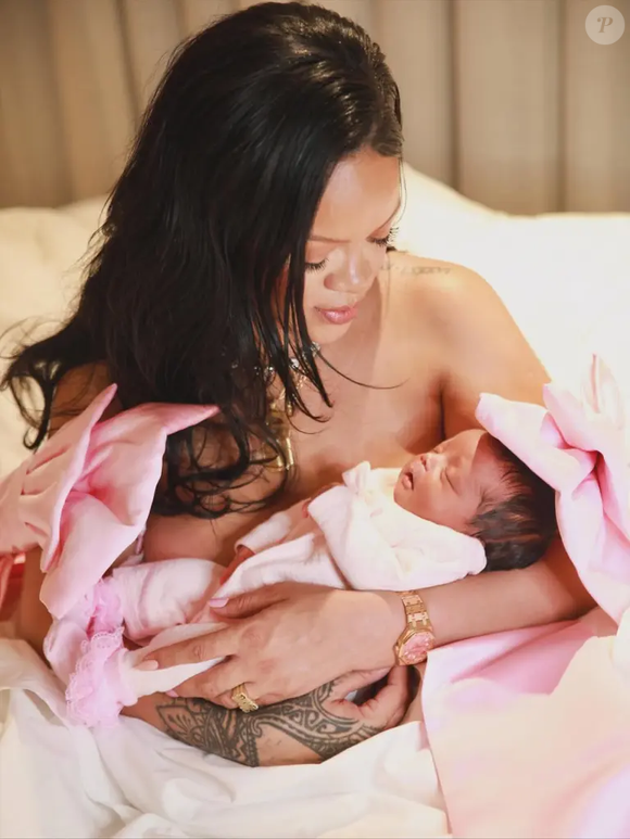 Rihanna usa dois colares Marie Lichtenberg, um anel cursivo de diamantes e ouro da XIVKARATS escrito “Mamãe” e um relógio Audemars Piguet Royal Oak de 34 mm em ouro rosa.