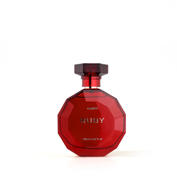 Ruby, da Wepink, abre com notas vibrantes de mandarina e cereja, evolui para um coração de jasmim e termina com um fundo doce e amadeirado. Romântico e envolvente, é um perfume que combina perfeitamente com a sensibilidade, a imaginação e o encanto das piscianas