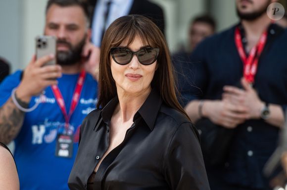 Hoje, Monica Bellucci mantém a carreira viva graças à versatilidade e capacidade de adaptação, unindo projetos como Beetlejuice Beetlejuice a uma imagem pública sofisticada. Seu relacionamento com Tim Burton, baseado em respeito e admiração mútuos, acrescenta um toque pessoal a uma trajetória que prova que a relevância artística vai muito além da idade