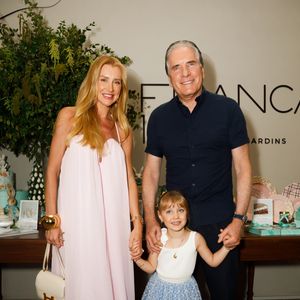 Filha de Ana Paula Siebert e Roberto Justus, Vicky posou com os pais em evento de Páscoa a cerca de um mês de seu aniversário