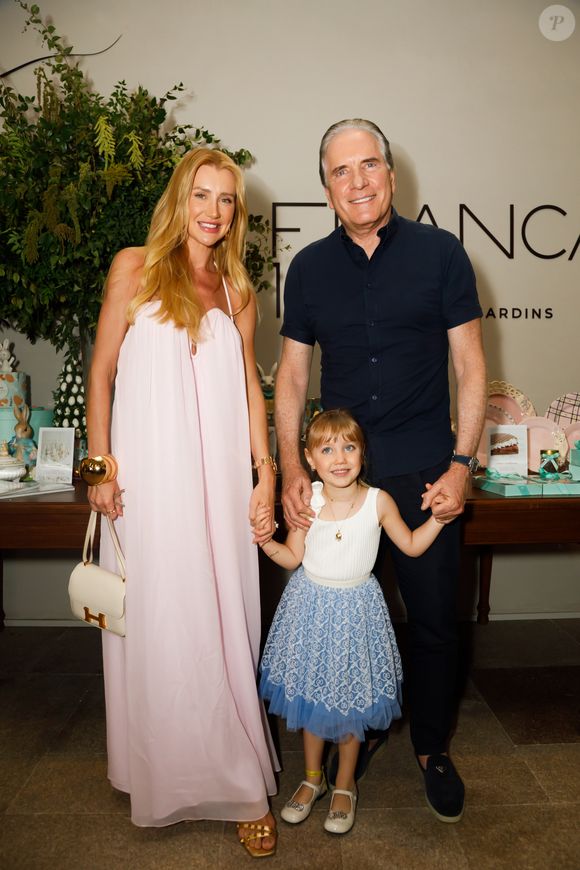 Filha de Ana Paula Siebert e Roberto Justus, Vicky posou com os pais em evento de Páscoa a cerca de um mês de seu aniversário