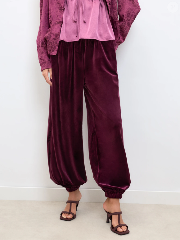 Textura e cor são os protagonistas desta calça aveludada da Shein. O roxo vibrante reforça a inspiração boho da peça, enquanto o tecido de veludo acrescenta uma referência retrô ao visual. Preço: R$ 173,53