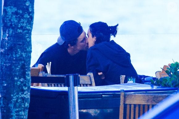 Bruna Marquezine e Shawn Mendes trocaram beijos em quiosque do Rio