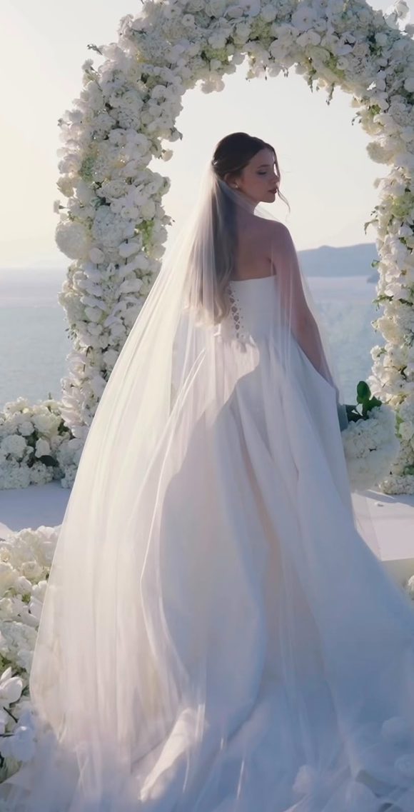 Isabella Rousso surgiu deslumbrante com vestido de noiva Galia Lahav no casamento intimista com Gabriel Martinelli, em Santorini