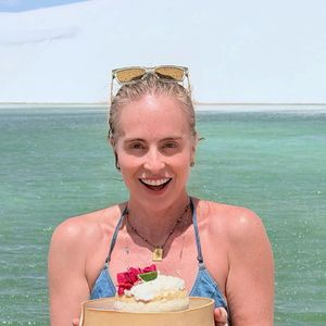 Angélica celebrou seus 52 anos neste domingo (30) exibindo registros de uma viagem romântica aos Lençóis Maranhenses