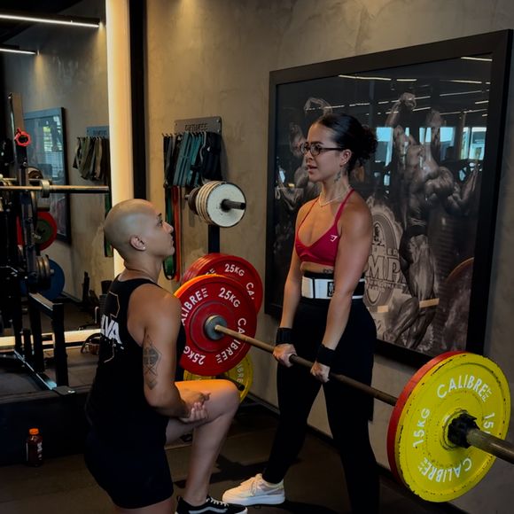"Hoje, Melissa desenvolveu uma grande afinidade com o treino de membros superiores, tornando-se um dos seus favoritos. O deadlift, em particular, virou uma verdadeira paixão se pudesse, ela o praticaria quase todos os dias. Outro grande desafio que vem superando com excelência é a barra fixa, um exercício exigente, especialmente para mulheres, mas que ela tem dominado cada vez mais", conta May Faria.