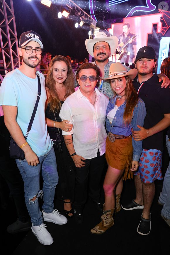 Chitãozinho em foto com os três filhos - Enrico, Allison e Aline -, a mulher - Márcia Alves (à esquerda da foto) -, e o neto Manoel, herdeiro de Aline