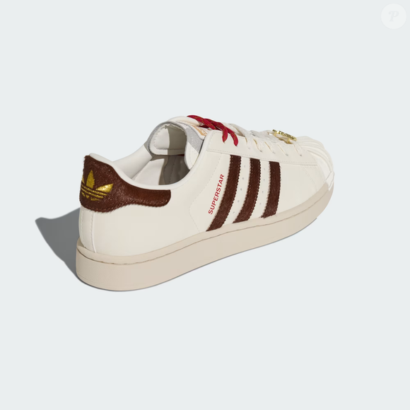 A construção também chama atenção ao apostar em diferentes tipos de couro premium, inclusive na tradicional biqueira em formato de concha - que, nesta versão, aparece revestida em couro, substituindo o acabamento original em borracha.