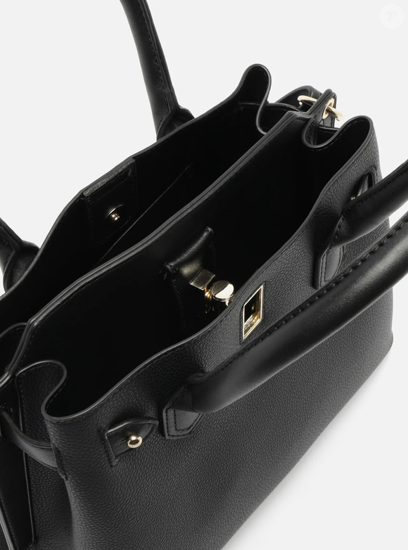 Também na Arezzo encontramos a bolsa tote preta com detalhe metálico por R$ 379,90