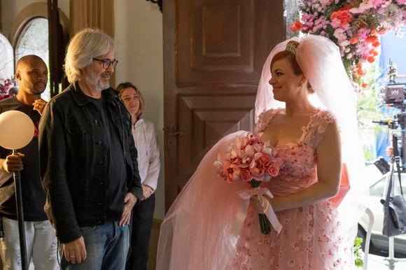 Diretor Paulo Silvestrini ensaiando com Karine Teles, a Aldeíde de Vale Tudo