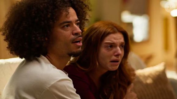 Ryan (L7nnon) e Kami (Giovanna Lancellotti) sofrem após golpe de produtora musical no final de Dona de Mim