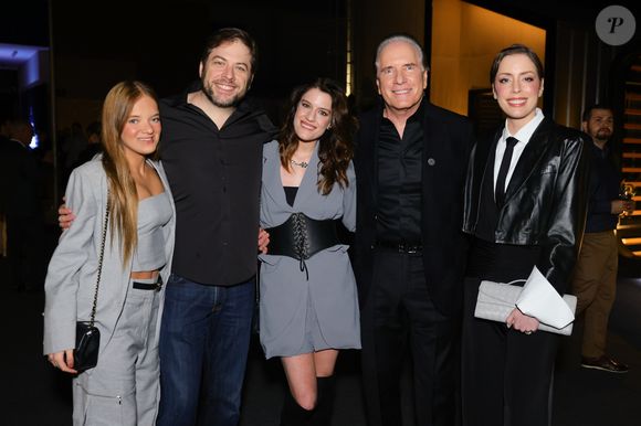 Rafa Justus e os irmãos, Luiza, Fabiana e Ricardo, posaram com o pai, Roberto Justus, durante lançamento de novo empreendimento do empresário em Cajamar (SP)