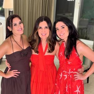 Fátima Bernardes e filha combinaram vestido vermelho para o Natal 2024