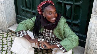 Muito além do branco básico: esses tênis New Balance 'sorvete de pistache' são o verdadeiro 'it-item' da Geração Z e ficam perfeitos com vestidos ou jorts