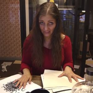 Nana Gouvêa também ganhou um momento em 'A Viagem', mesmo de forma tímida. Ela apareceu como vendedora em uma loja na novela. Atualmente, aos 50 anso, ela mora os Estados Unidos