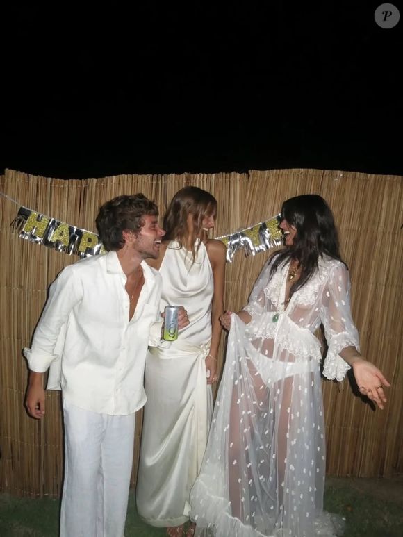 Bruna Marquezine, Sasha Meneghel e João Lucas aproveitaram o ‘rolê’ para faturar mais um pouquinho