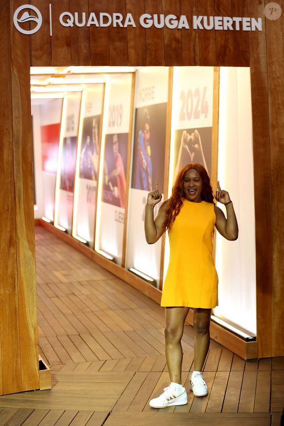 A roupa de Rebeca Andrade é feita em tecido crepe, ajustada ao corpo, com decote alto, sem mangas e com modelo short saia