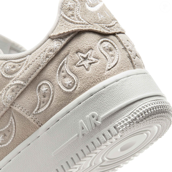 Quanto custa o novo Nike Air Force 1 Low Paisley? O modelo na cor Summit White chega com preço sugerido de R$ 899,99 e aposta na combinação entre tradição, elegância e conforto