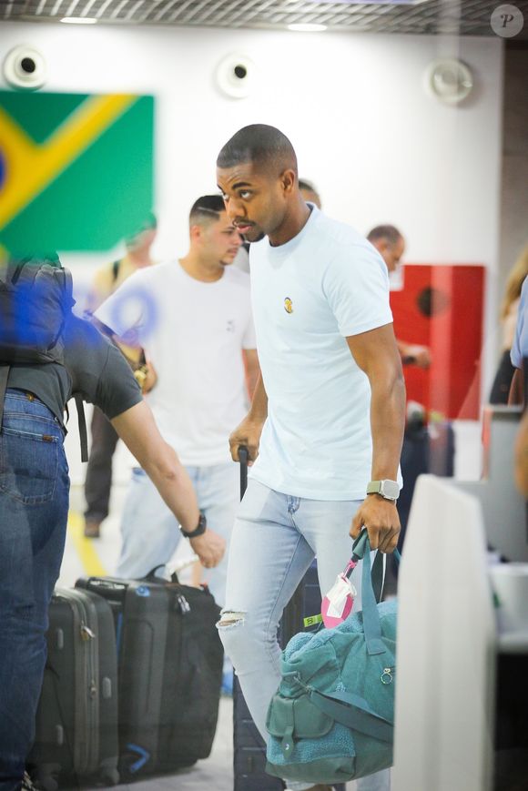 Davi Brito revelou gravidez da namorada, terminou namoro com ela e viu a jovem sofrer aborto espontâneo em menos de uma semana