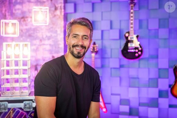 Repórter da Globo Danilo Vieira teria defendido o fim das sessões de terapia do filho pequeno, que retrocedeu na fala após separação dos pais