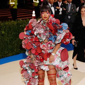 Rihanna no Met Gala 2017 com look escultural da Comme des Garçons, com volumes e flores tridimensionais