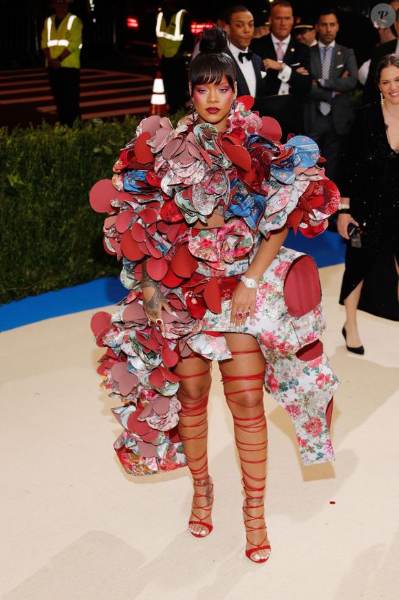 Rihanna no Met Gala 2017 com look escultural da Comme des Garçons, com volumes e flores tridimensionais