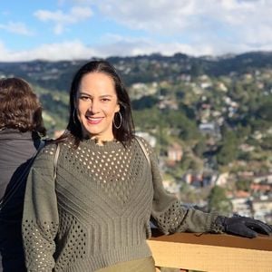 Já em suas viagens, Silvia Abravanel costuma apostar em uma moda mais elegante