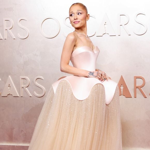 Vestido de Ariana Grande no Oscar 2025 é da grife Schiaparelli.