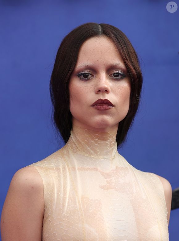 Jenna Ortega revela que está solteira e que pensar em namoro a deixa estressada