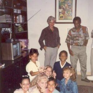 Na foto, Camila Pitanga na juventude ao lado de Angélica e outras crianças.