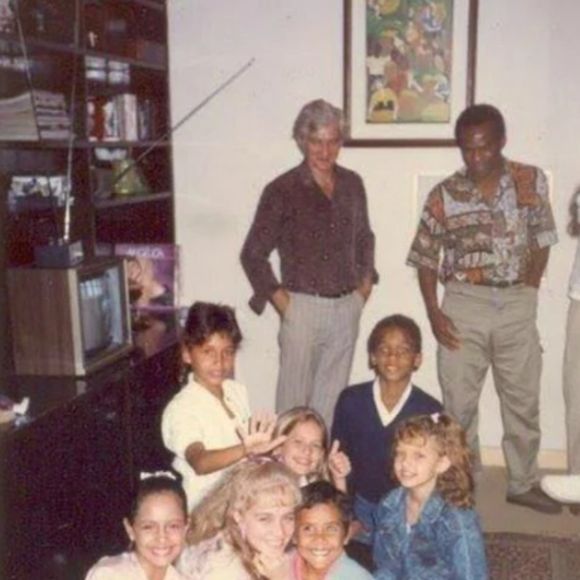 Na foto, Camila Pitanga na juventude ao lado de Angélica e outras crianças.