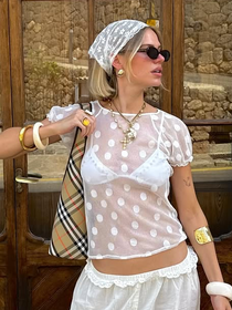 Eu não tinha me rendido à moda dos perfumes árabes até experimentar este perfume de flores brancas, que tem um cheiro de mulher rica e todo mundo adora