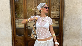 Eu não tinha me rendido à moda dos perfumes árabes até experimentar este perfume de flores brancas, que tem um cheiro de mulher rica e todo mundo adora