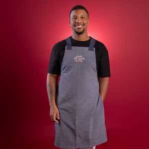 Allan Mamede – Mamede nasceu e vive na cidade do Rio de Janeiro. Com 26 anos, divide seu tempo entre as atividades de personal chef e criador de conteúdo. Em seu principal perfil nas redes, @chefmamede, ele mostra para quase 200 mil seguidores a realidade periférica onde vive e trabalha