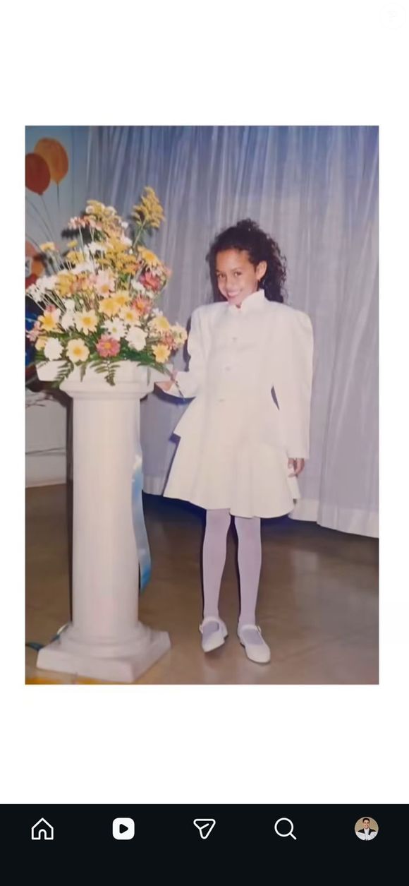 Antes da fama e dos holofotes, Sarah já exibia os cachos na infância. Anos depois, a sister define a transição capilar como um reencontro com 'a mulher que eu sempre fui...'