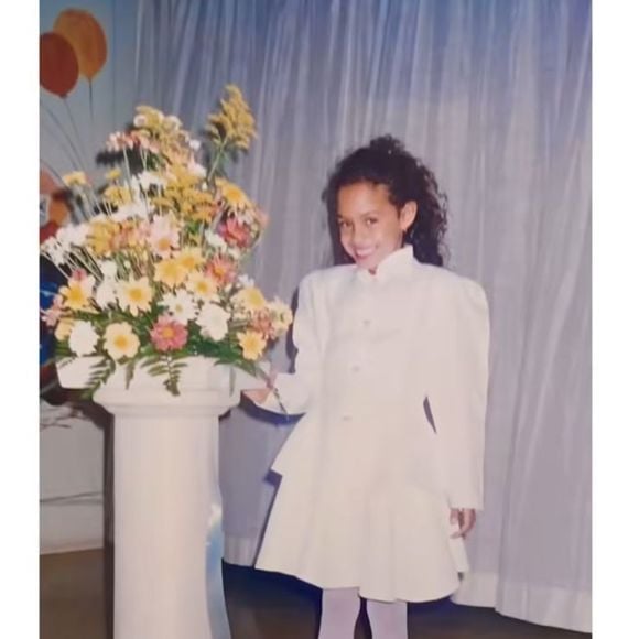 Antes da fama e dos holofotes, Sarah já exibia os cachos na infância. Anos depois, a sister define a transição capilar como um reencontro com 'a mulher que eu sempre fui...'