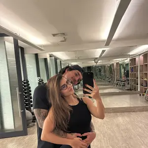 Gabriel Medina postou uma foto com a mão na barriga de Isabella Arantes, pose que sempre levanta suspeitas