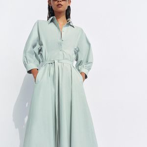 O vestido camisa azul-lavado da Zara combina mangas abalonadas, cintura ajustável e modelagem evasê em uma proposta leve e sofisticada