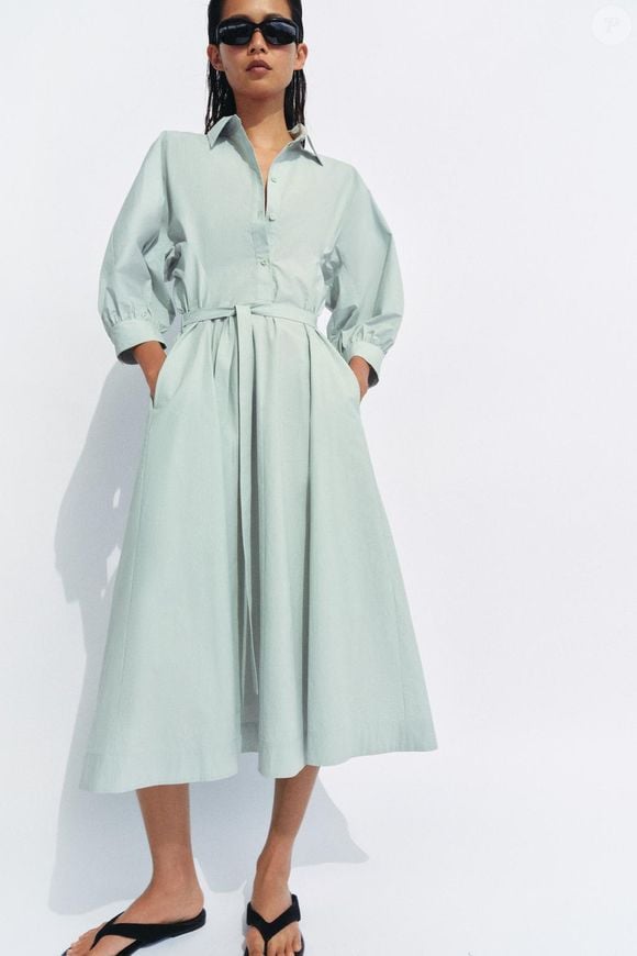 O vestido camisa azul-lavado da Zara combina mangas abalonadas, cintura ajustável e modelagem evasê em uma proposta leve e sofisticada