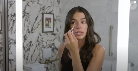 Bruna Marquezine parte para a make, começando com um corretivo abaixo dos olhos