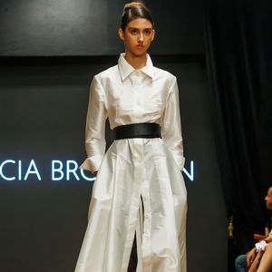 Desfile de Lethicia Bronstein aposta na mistura de alfaiataria elegante com renda preta sensual, criando looks sofisticados e cheios de atitude