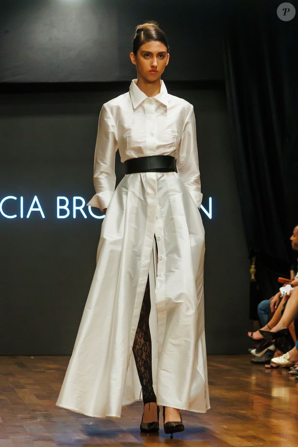 Desfile de Lethicia Bronstein aposta na mistura de alfaiataria elegante com renda preta sensual, criando looks sofisticados e cheios de atitude