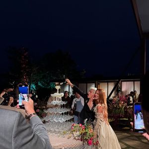 Bruna Marquezine abriu um álbum de fotos em suas redes sociais sobre a celebração do casal