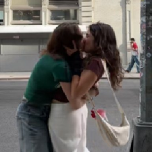 Aos 22 anos, filha de Sandra Annenberg assume namoro com vídeo de beijo em atriz americana. Saiba quem é!