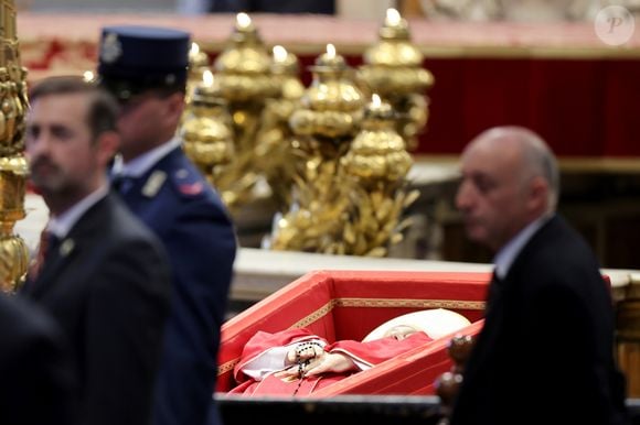 Corpo do Papa Francisco é exibido na Basílica de São Pedro, no Vaticano, onde ficará por três dias