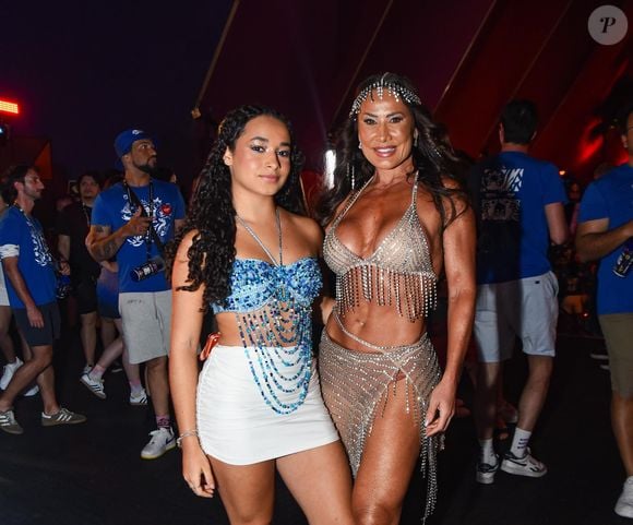 Scheila Carvalho ao lado da filha, Giulia, de 15 anos, no Camarote Salvador